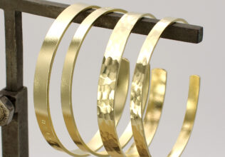 アンティーク感も出せる真鍮のバングル