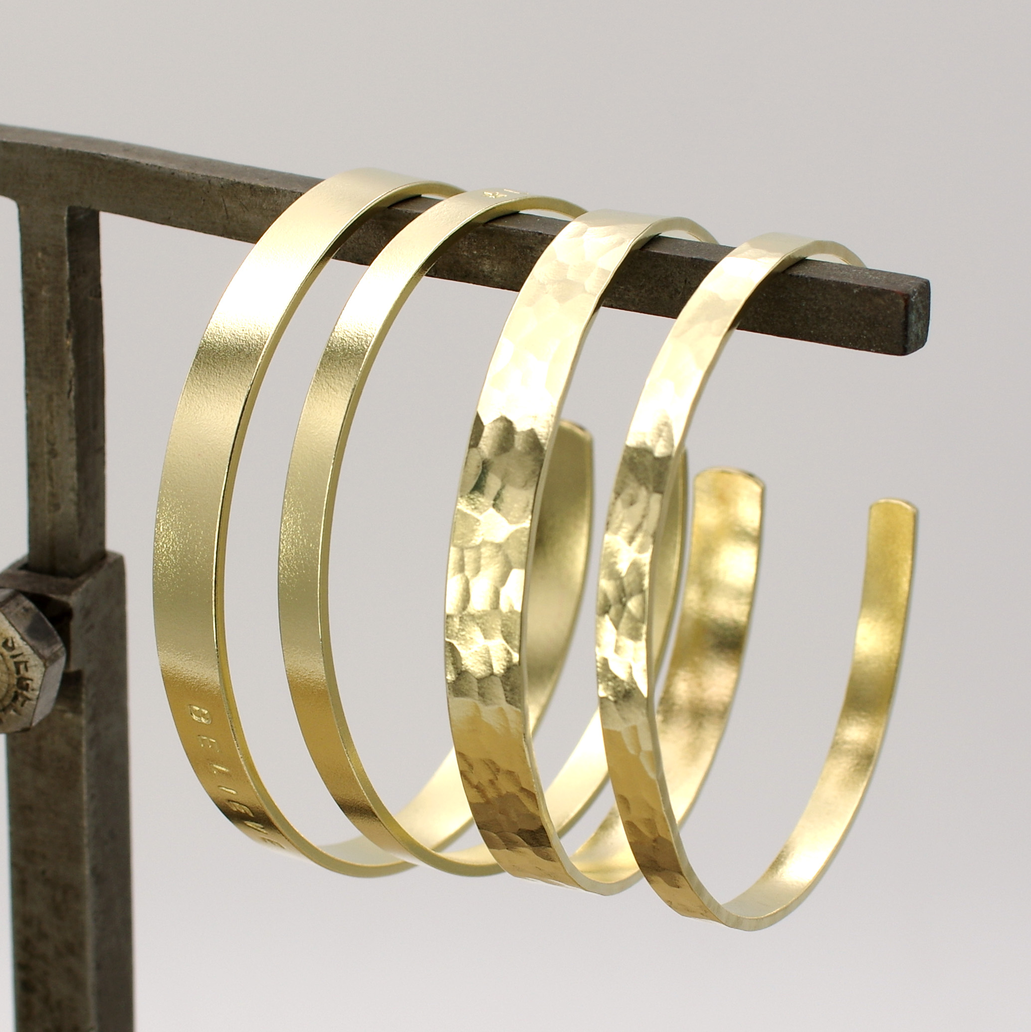 アンティーク感も出せる真鍮のバングル